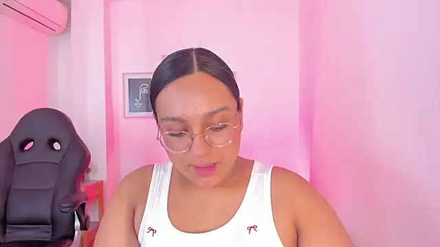 Snapshot of ellamontoya chatting on December 2025 01:05:02 PM ellamontoya online show from December 2025 01:05:02 PM