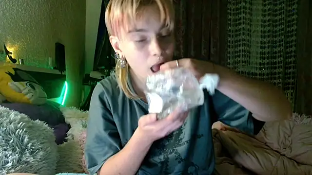 Snapshot of Sophie_Bell chatting on May 2026 06:28:02 PM Sophie Bell online show from May 2026 06:28:02 PM