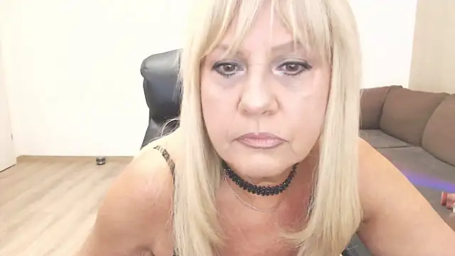Snapshot of amberdoll4u chatting on July 2026 05:02:02 AM amberdoll4u online show from July 2026 05:02:02 AM