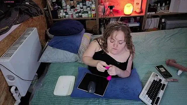 MiniNatalie online show from November 2025 11:33:02 AM