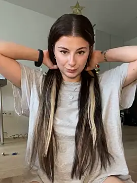 Snapshot of Mia-Minou chatting on November 2025 12:30:01 PM Mia-Minou online show from November 2025 12:30:01 PM