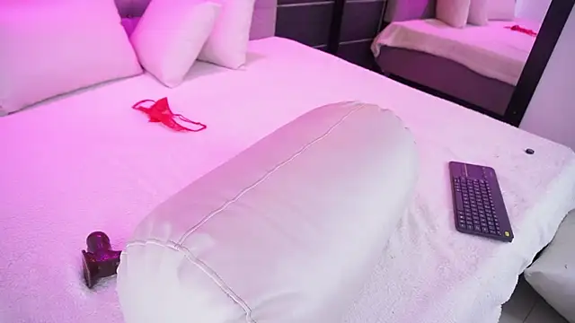 Snapshot of Bella_TS_ chatting on January 2025 12:57:02 AM Bella TS online show from January 2025 12:57:02 AM