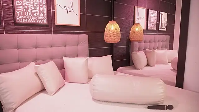 Snapshot of Bella_TS_ chatting on December 2025 09:34:02 PM Bella TS online show from December 2025 09:34:02 PM