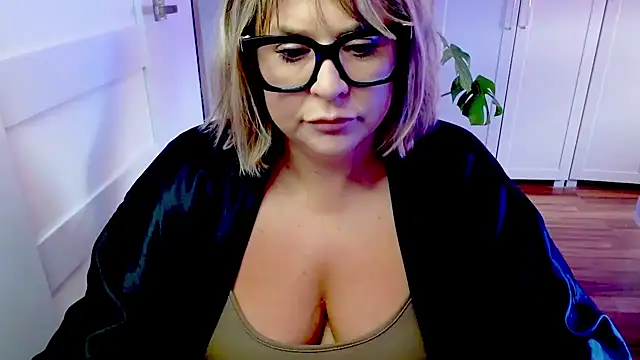 Snapshot of teaseDiana chatting on May 2026 05:46:02 AM teaseDiana online show from May 2026 05:46:02 AM