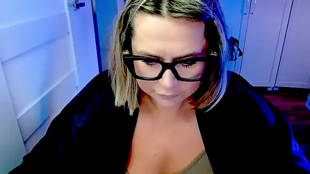 Snapshot of teaseDiana chatting on May 2026 05:46:02 AM teaseDiana online show from May 2026 05:46:02 AM