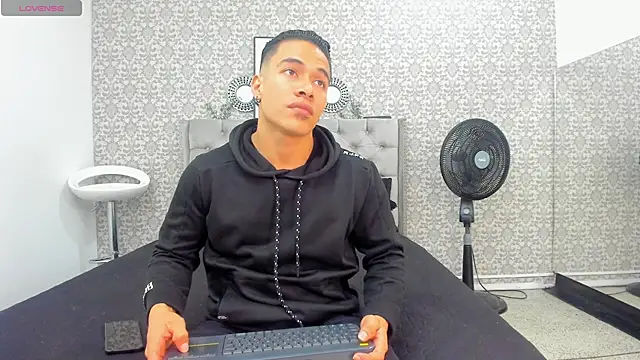 Snapshot of Bryson_Collins_ chatting on October 2025 11:13:02 PM Bryson Collins online show from October 2025 11:13:02 PM