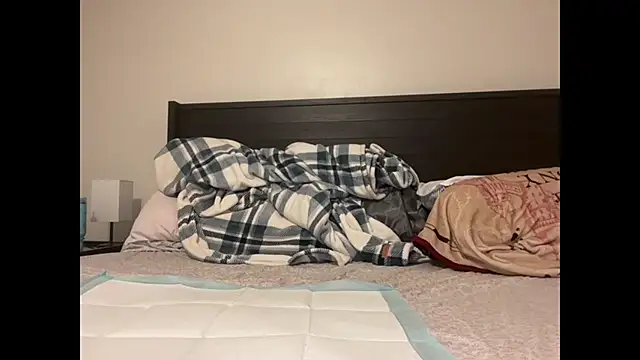 Snapshot of QueenLolaX chatting on October 2025 04:01:02 AM QueenLolaX online show from October 2025 04:01:02 AM