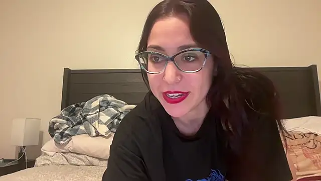 Snapshot of QueenLolaX chatting on October 2025 06:12:01 AM QueenLolaX online show from October 2025 06:12:01 AM