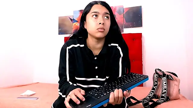 Snapshot of SweetLatiin_ chatting on October 2025 09:11:01 PM SweetLatiin online show from October 2025 09:11:01 PM