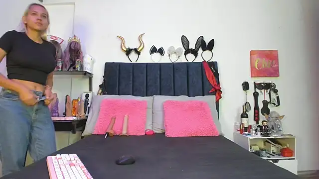 Snapshot of emmily_giraldo chatting on November 2025 01:22:01 PM emmily giraldo online show from November 2025 01:22:01 PM