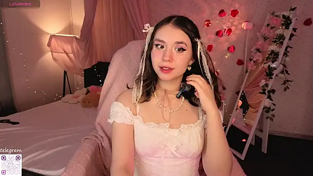 Snapshot of lilly_Cherry_ chatting on June 2026 11:37:01 AM lilly Cherry online show from June 2026 11:37:01 AM