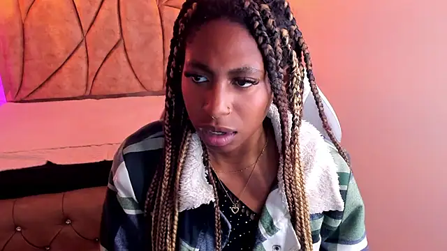 Snapshot of Queen_perla_ chatting on January 2025 07:44:02 PM Queen perla online show from January 2025 07:44:02 PM