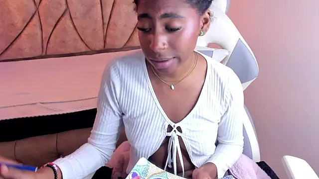 Snapshot of Queen_perla_ chatting on January 2025 04:10:01 PM Queen perla online show from January 2025 04:10:01 PM