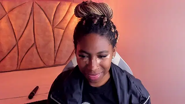 Snapshot of Queen_perla_ chatting on January 2025 11:56:01 AM Queen perla online show from January 2025 11:56:01 AM