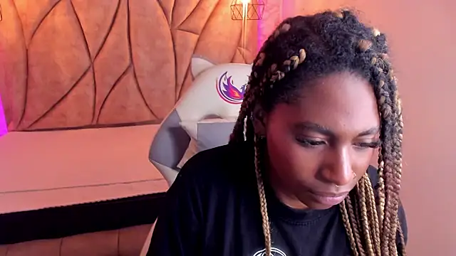 Snapshot of Queen_perla_ chatting on January 2025 06:21:01 PM Queen perla online show from January 2025 06:21:01 PM