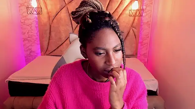 Snapshot of Queen_perla_ chatting on January 2025 10:37:01 PM Queen perla online show from January 2025 10:37:01 PM