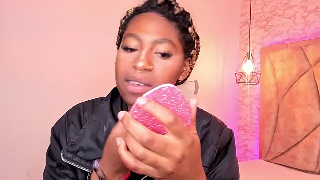 Snapshot of Queen_perla_ chatting on January 2025 12:30:01 PM Queen perla online show from January 2025 12:30:01 PM