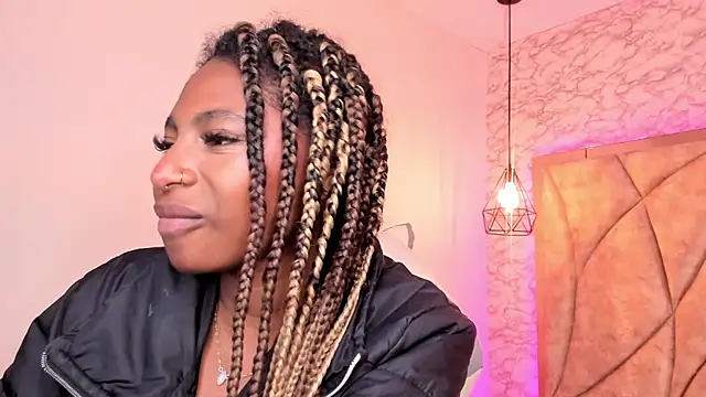 Snapshot of Queen_perla_ chatting on January 2025 03:54:02 PM Queen perla online show from January 2025 03:54:02 PM