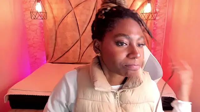 Snapshot of Queen_perla_ chatting on February 2025 04:11:01 PM Queen perla online show from February 2025 04:11:01 PM