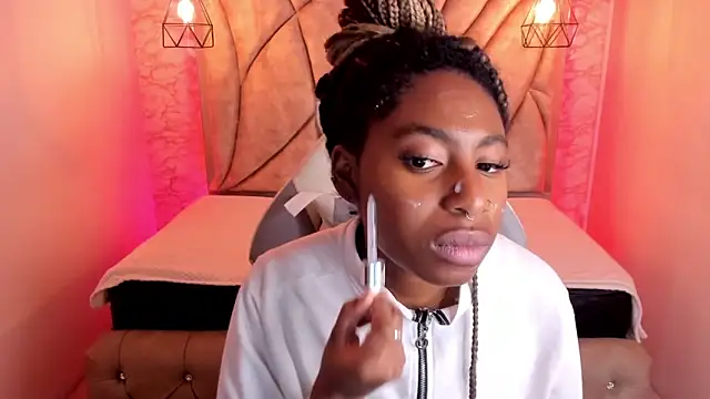 Snapshot of Queen_perla_ chatting on February 2025 12:11:01 PM Queen perla online show from February 2025 12:11:01 PM