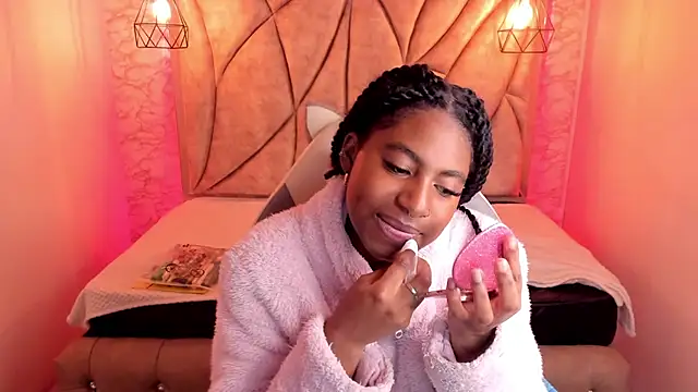 Snapshot of Queen_perla_ chatting on March 2025 02:10:02 PM Queen perla online show from March 2025 02:10:02 PM