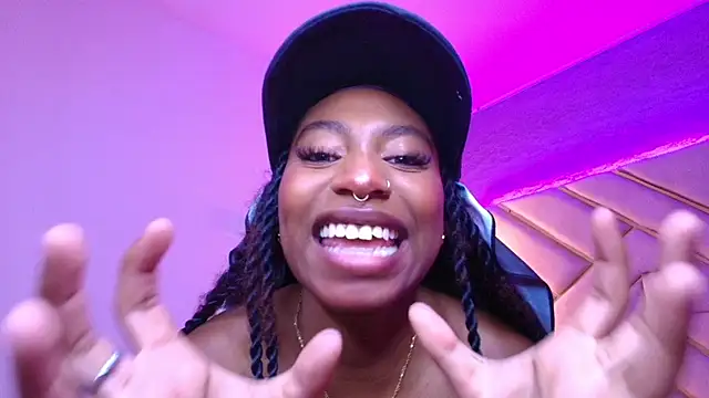 Snapshot of Queen_perla_ chatting on March 2025 03:24:02 PM Queen perla online show from March 2025 03:24:02 PM