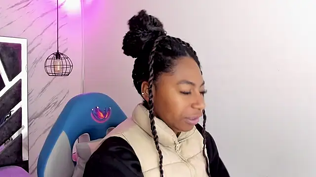 Snapshot of Queen_perla_ chatting on November 2025 12:04:01 PM Queen perla online show from November 2025 12:04:01 PM