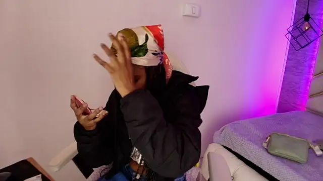 Snapshot of Queen_perla_ chatting on November 2025 11:38:02 AM Queen perla online show from November 2025 11:38:02 AM