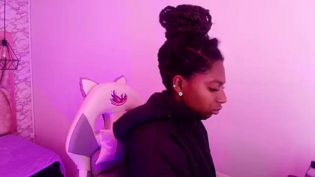 Snapshot of Queen_perla_ chatting on November 2025 12:27:01 PM Queen perla online show from November 2025 12:27:01 PM