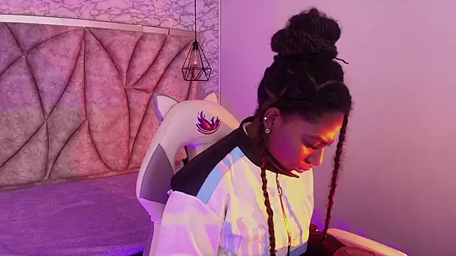 Snapshot of Queen_perla_ chatting on November 2025 12:26:01 PM Queen perla online show from November 2025 12:26:01 PM