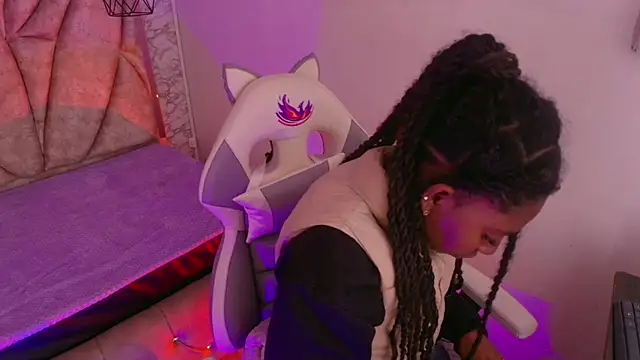 Snapshot of Queen_perla_ chatting on November 2025 12:37:02 PM Queen perla online show from November 2025 12:37:02 PM