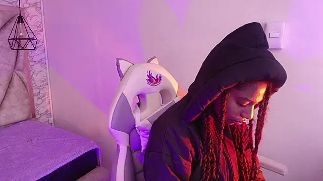 Snapshot of Queen_perla_ chatting on November 2025 11:43:02 AM Queen perla online show from November 2025 11:43:02 AM