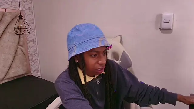 Snapshot of Queen_perla_ chatting on December 2025 11:19:01 AM Queen perla online show from December 2025 11:19:01 AM