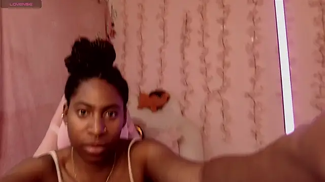 Snapshot of Queen_perla_ chatting on December 2025 07:08:02 PM Queen perla online show from December 2025 07:08:02 PM