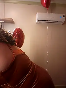 Snapshot of Milfshakecafe chatting on February 2025 04:14:02 AM Milfshakecafe online show from February 2025 04:14:02 AM