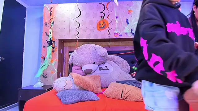 Snapshot of SofiAndNicol chatting on October 2025 10:50:01 AM SofiAndNicol online show from October 2025 10:50:01 AM