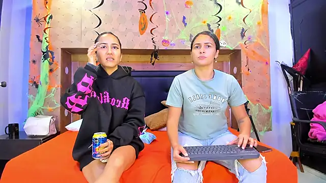 Snapshot of SofiAndNicol chatting on October 2025 11:00:01 AM SofiAndNicol online show from October 2025 11:00:01 AM