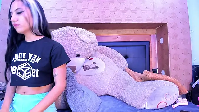 Snapshot of SofiAndNicol chatting on November 2025 10:51:02 AM SofiAndNicol online show from November 2025 10:51:02 AM