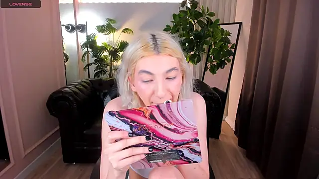 Snapshot of Mia_Cheers chatting on March 2025 09:45:01 AM Mia Cheers online show from March 2025 09:45:01 AM