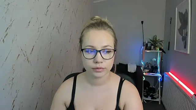 holly xglam online show from September 2025 04:51:02 PM