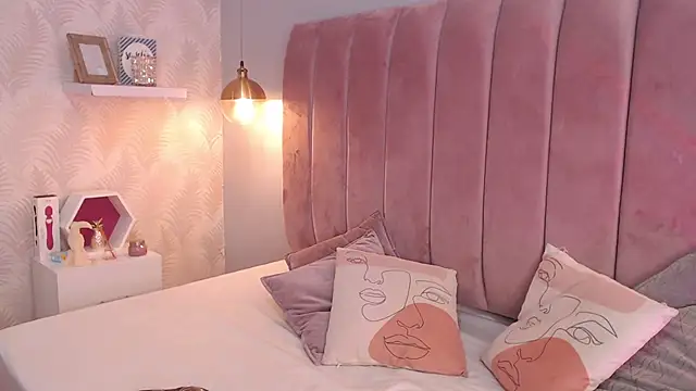 LeenaBrown online show from November 2025 01:00:02 PM