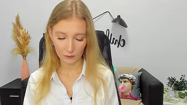 Snapshot of LolaWilsons chatting on January 2025 09:44:02 AM LolaWilsons online show from January 2025 09:44:02 AM