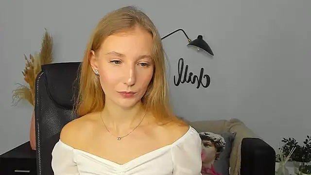 Snapshot of LolaWilsons chatting on January 2025 06:13:01 AM LolaWilsons online show from January 2025 06:13:01 AM