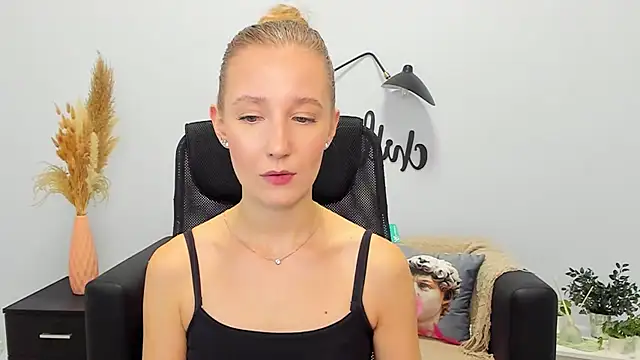 Snapshot of LolaWilsons chatting on January 2025 01:22:01 PM LolaWilsons online show from January 2025 01:22:01 PM