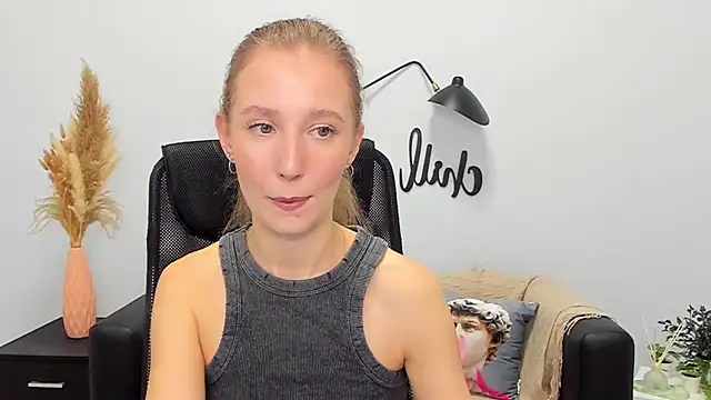 Snapshot of LolaWilsons chatting on January 2025 12:37:02 PM LolaWilsons online show from January 2025 12:37:02 PM