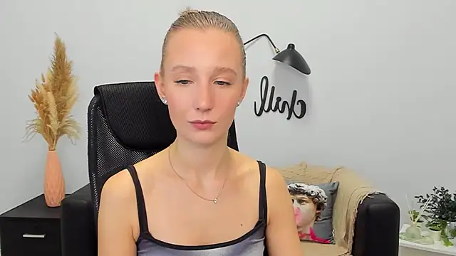 Snapshot of LolaWilsons chatting on January 2025 09:27:01 AM LolaWilsons online show from January 2025 09:27:01 AM