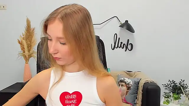 Snapshot of LolaWilsons chatting on February 2025 06:19:01 AM LolaWilsons online show from February 2025 06:19:01 AM