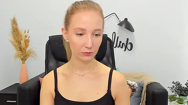 Snapshot of LolaWilsons chatting on March 2025 06:16:02 AM LolaWilsons online show from March 2025 06:16:02 AM