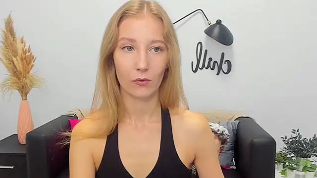 Snapshot of LolaWilsons chatting on September 2025 06:14:01 AM LolaWilsons online show from September 2025 06:14:01 AM