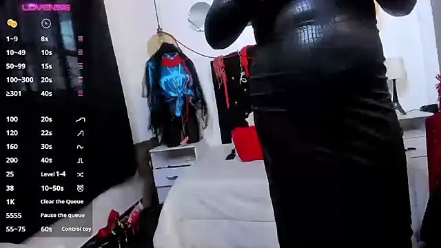 LiaTaylorr online show from December 2024 01:05:02 PM